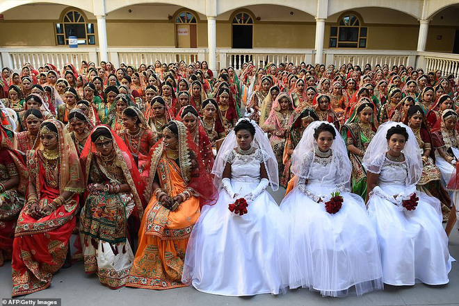 Đại gia Ấn Độ tổ chức đám cưới cho 261 cô gái nhà nghèo, cho cả của hồi môn khi về nhà chồng